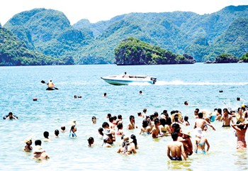 Tourists at Ha Long Bay in the northern province of Quang Ninh (Photo: SGGP)